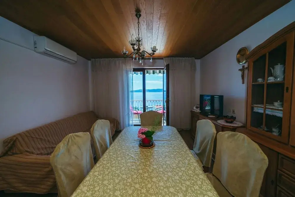 Lovre - Close to the sea - A1