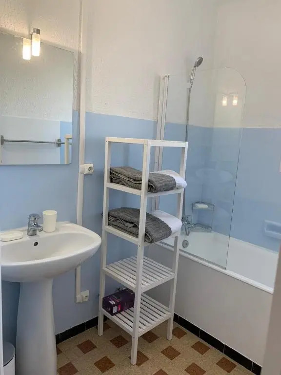 BEAUX APPARTEMENTS 65m2 AVEC ESPACES EXTERIEURS PARKINGS PROCHE PLAGE