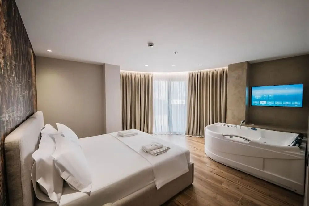 Ermes Deluxe Suite With Balcony