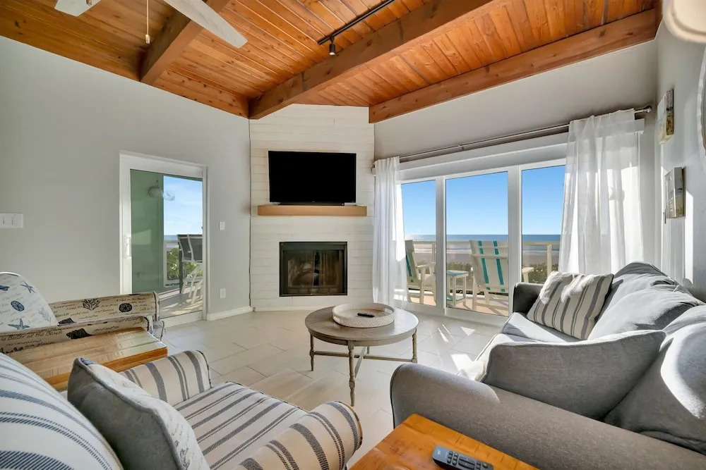 Beachfront Ocean Views Balcony Condo Sleeps 8