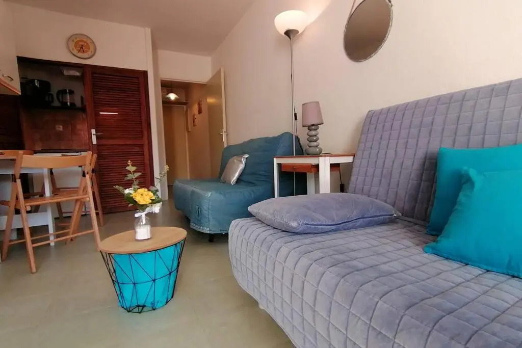 agréable studio avec terrasse à150m de la plage