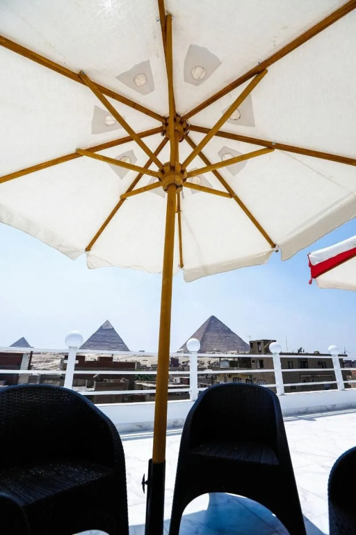 The Gate Hotel Front Pyramids & Sphinx View