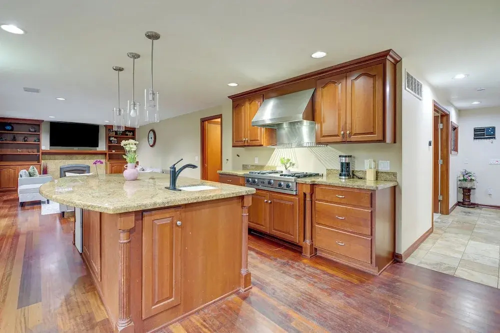 Lake-view Woodinville Retreat w/ Hot Tub + Theater