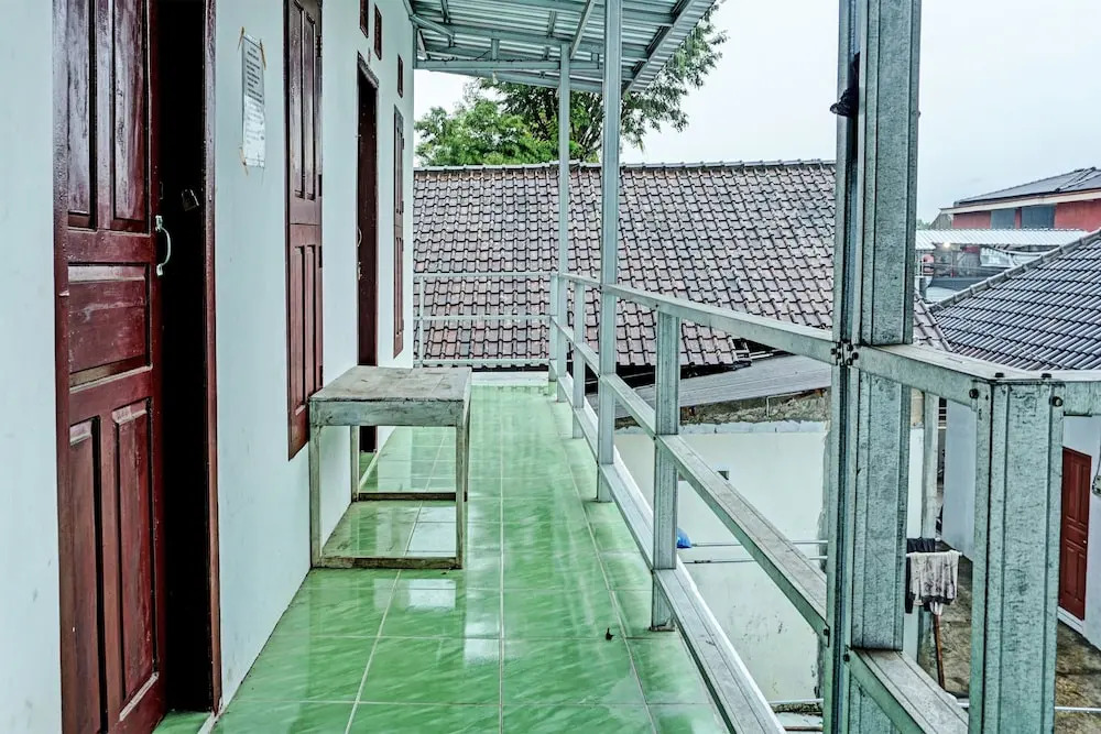 OYO Life 92222 Sahabat Kost Syariah Pacitan