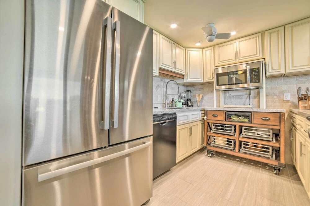Beachfront Condo: Sunset Views & Pool Access!