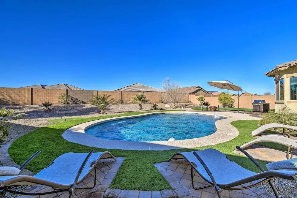 Pool, Fire Pit & Putting Green: Goodyear Retreat!