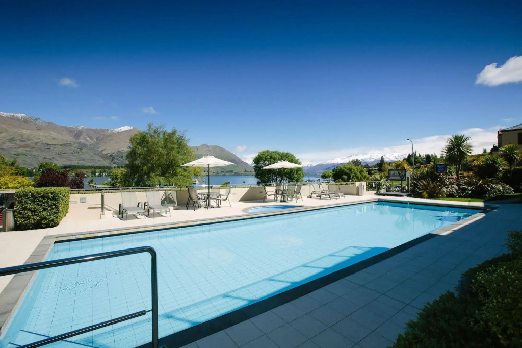Lakeside Apartments