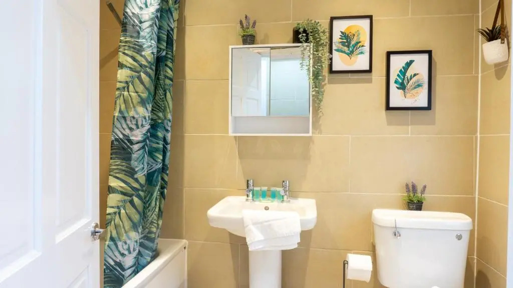Air Host and Stay - Daisy House - Large 3 bedroom sleeps 8 10 minutes from city centre