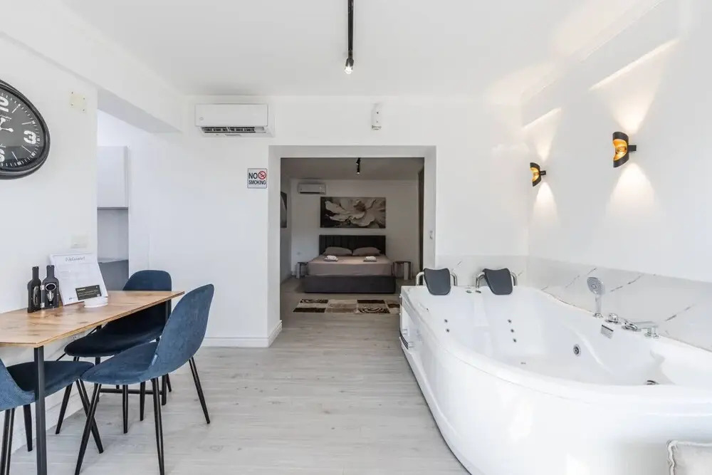 Green Luxe Suite 2 Private Hot Tub