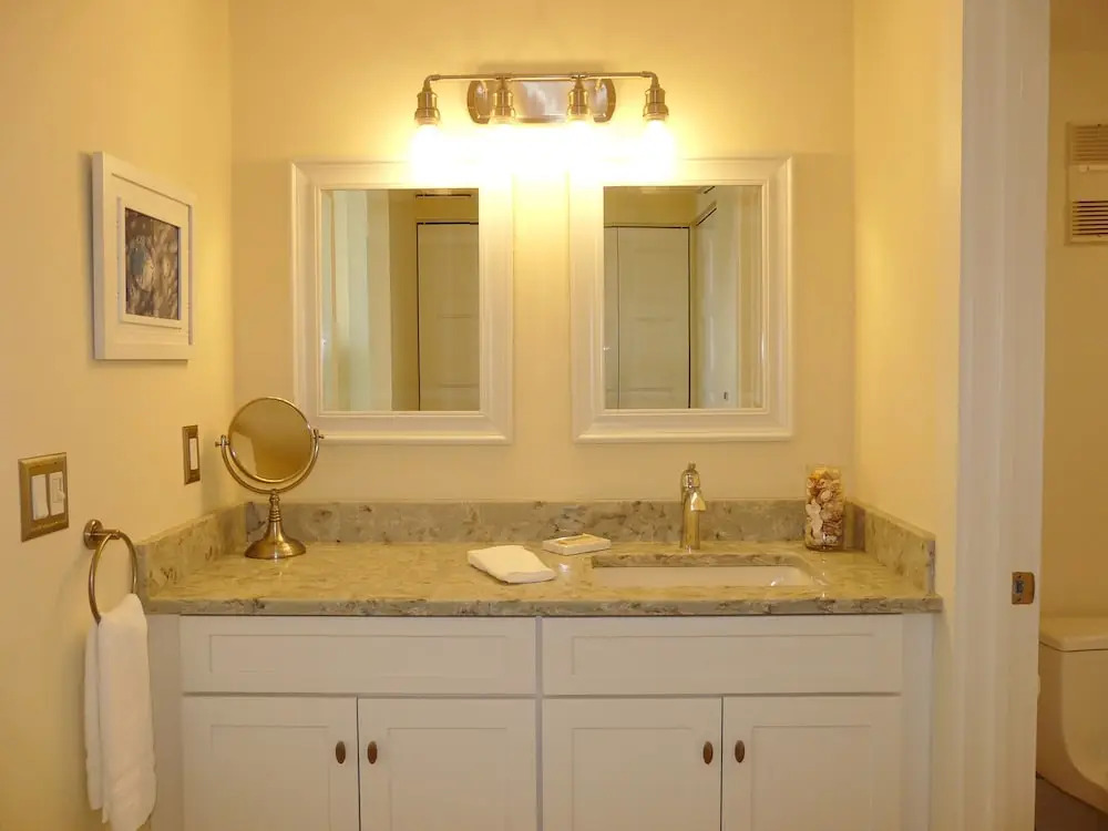 Inviting Condo on Beach With Pool and Tennis Courts