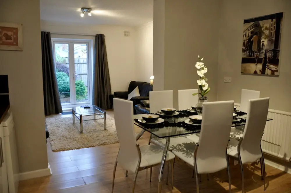 Fabulous,3 bedrooms, garden, hot tub, sleeps 8.