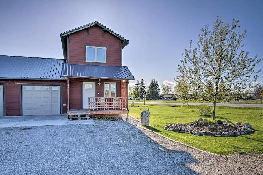 Updated Townhouse w/ Pergola, Walk to Downtown!