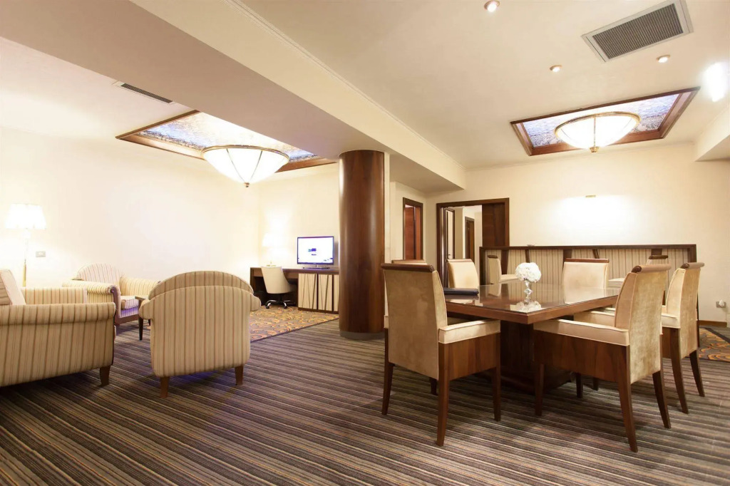 Metropolis Hotel