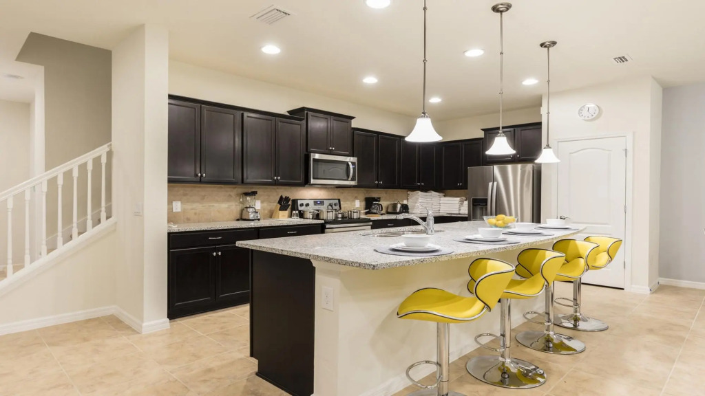 Cozy 4BR Town Home With Pool Close to Disney