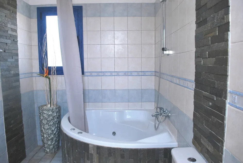 Sea Front Villa With Private HEATED Pool, Quiet area Paphos 322