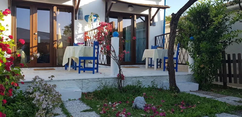 Elenas Seaside Apartments & Studios