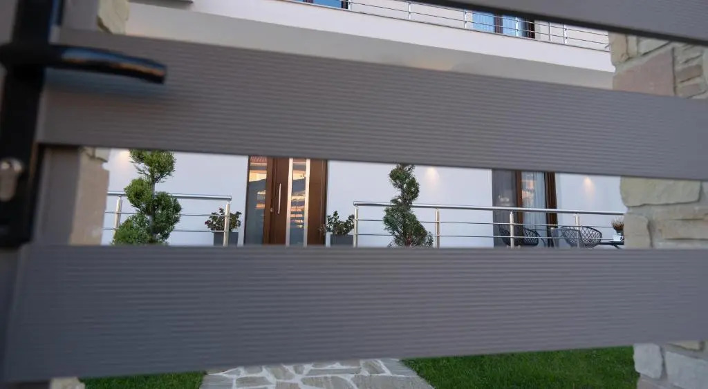 Zillis Apartments