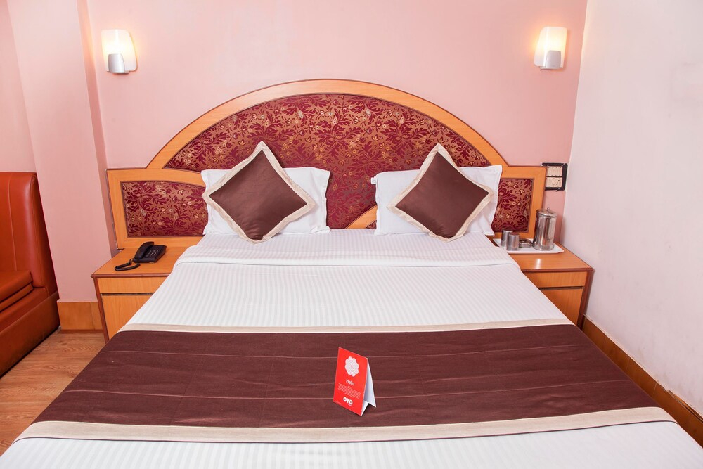 OYO 10068 Hotel Rathna