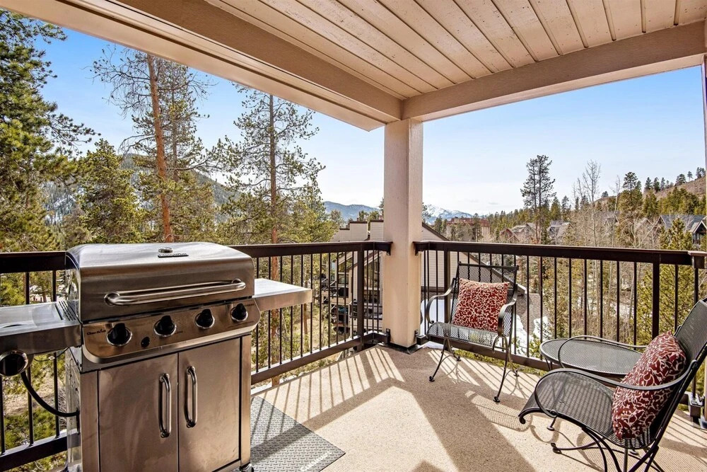 Contemporary 3 Bedroom Condo in West Keystone Along Shuttle to Slopes