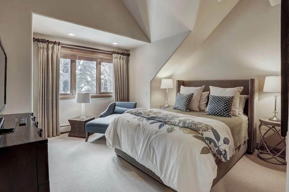 High Ceilings, Natural Light- 3 Bedroom Arrowhead Village Condo