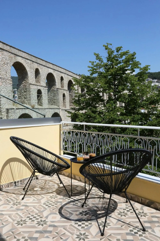 Under the Aqueduct boutique house