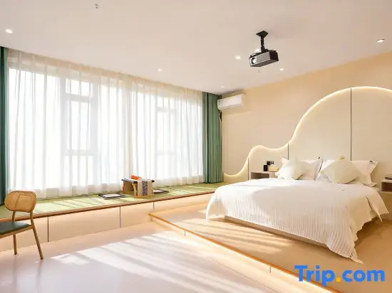 Yunshe·High-altitude View Smart Cinema Homestay (Yanji Yanbian University West Market Branch)