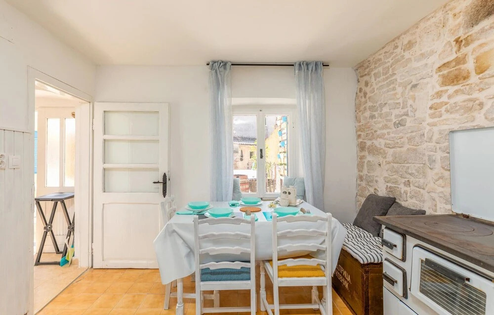Beautiful Home in Divsici With Wifi and 4 Bedrooms