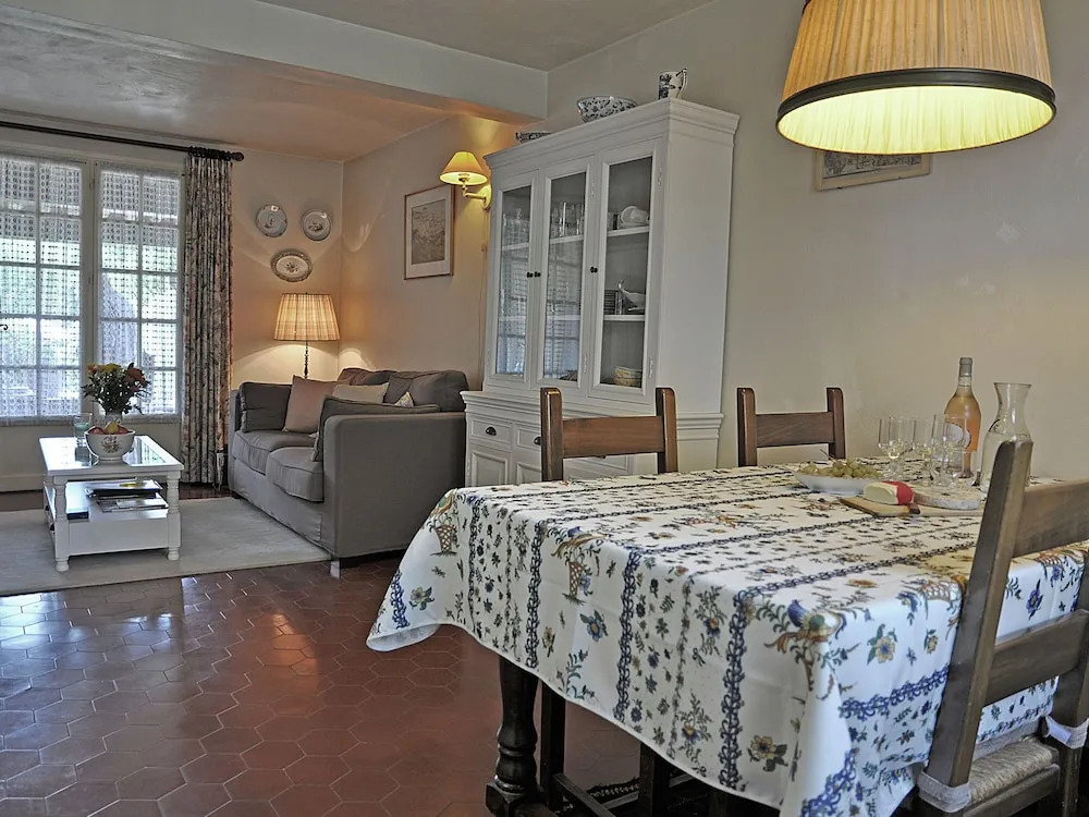 Classy Holiday Home with Swimming Pool, BBQ, Terrace, Garden