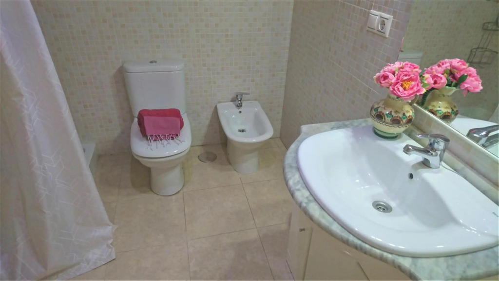 Fantastic apartment with private patio BEACH 10 mins walk