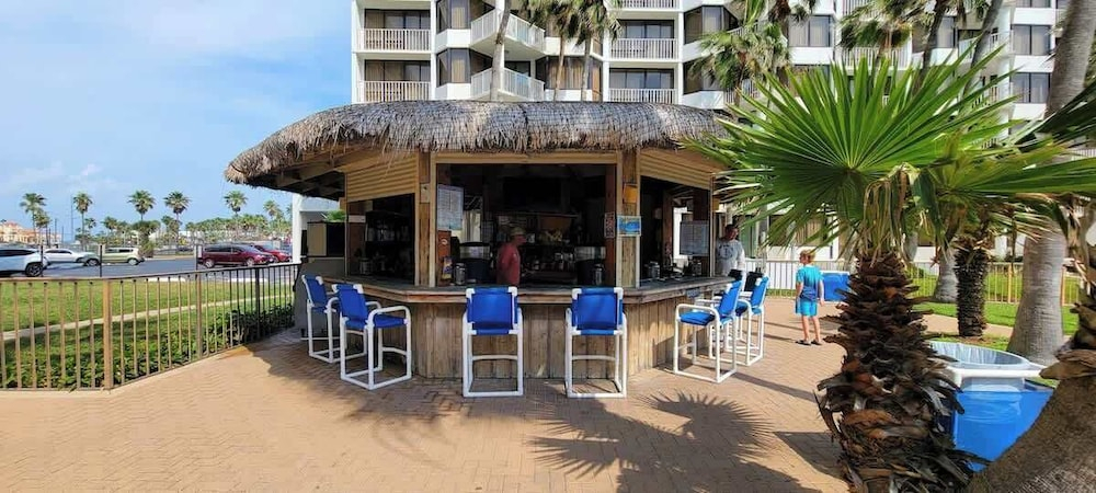 Beachfront Hotspot - New Furnishings - Pool - 1st Floor