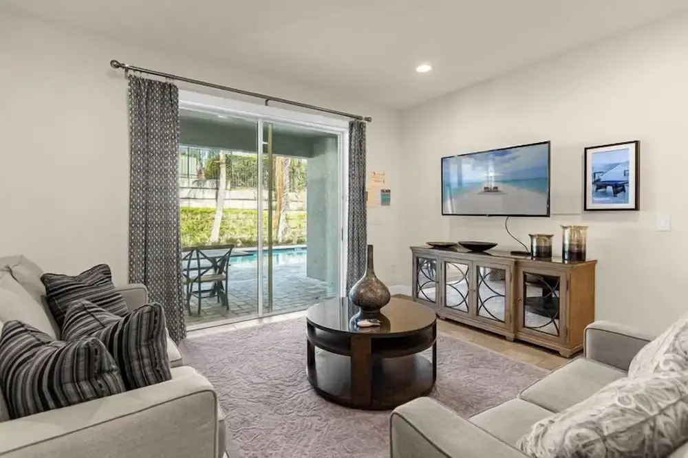 350-8-pc-open Floor Plan With Private Pool