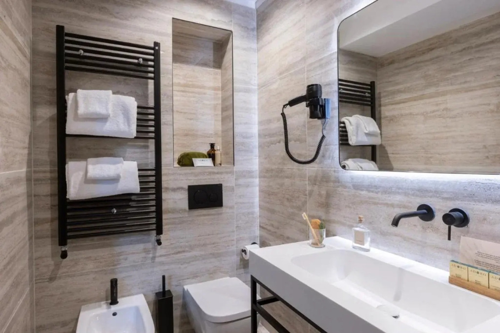 Adoro Hotel
