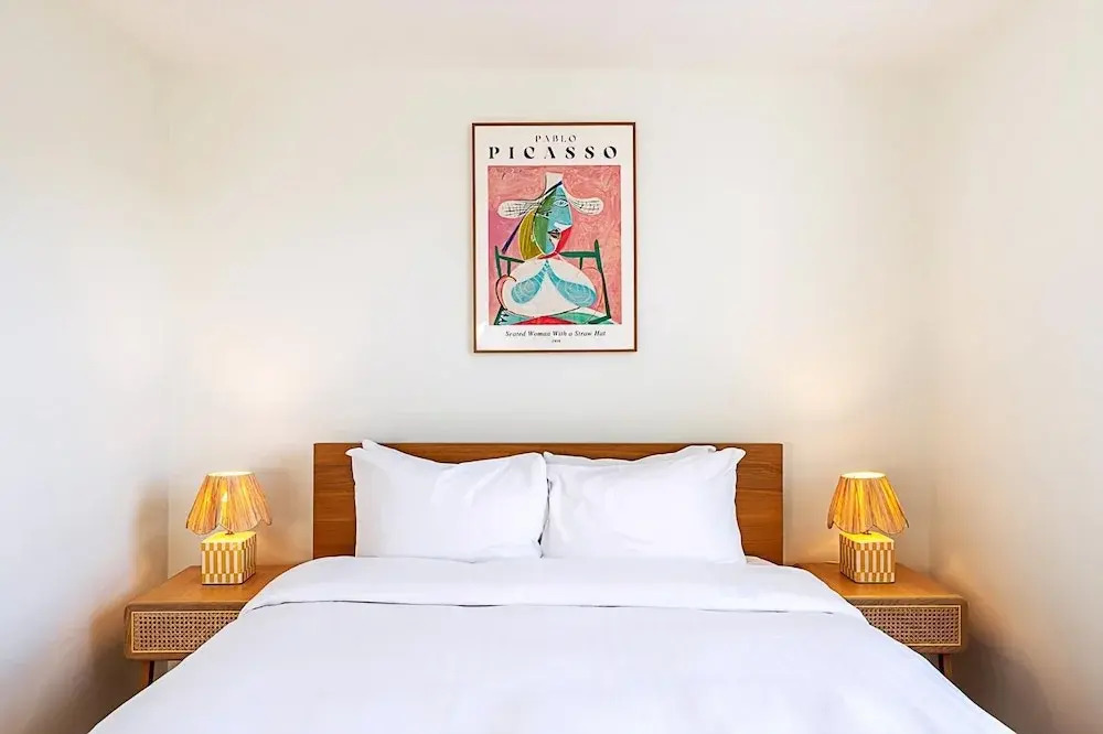 Stylish Chelsea Flat With Luxe Comfort Charm