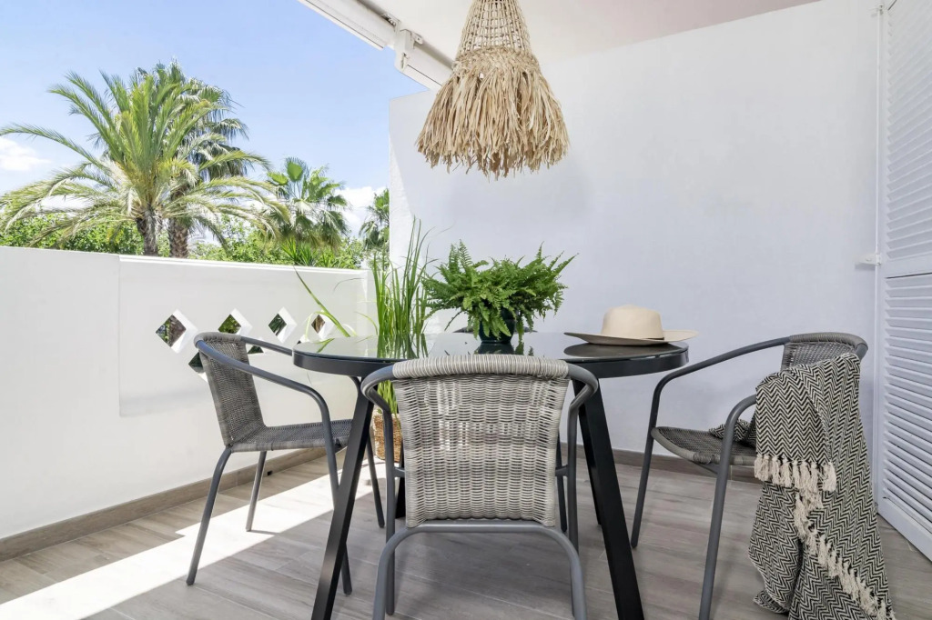 PR - Stunning flat front line beach Puerto Banus