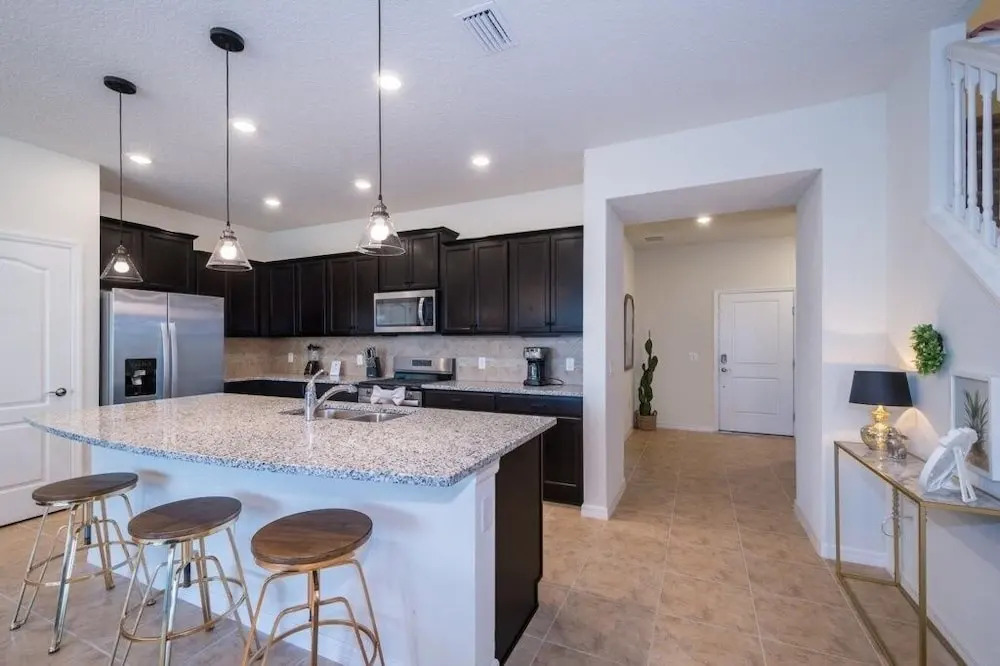 Luxurious 5 Bed Home with Private Pool in Solterra Townhouse