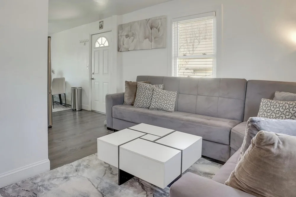 Easy Access to Nyc! Sleek Suburban Apartment