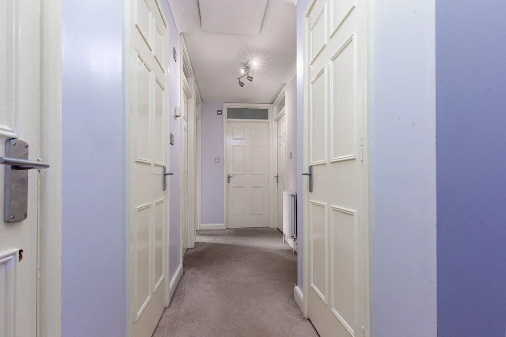Metropolitan Close - Deluxe Guest Room 2
