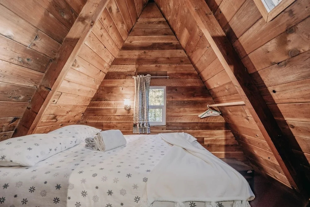 54sl - Hot Tub - Pets Ok - Sleeps 4 2 Bedroom Cabin by RedAwning
