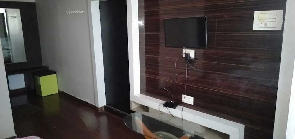 Iroomz Shivaratna Palace