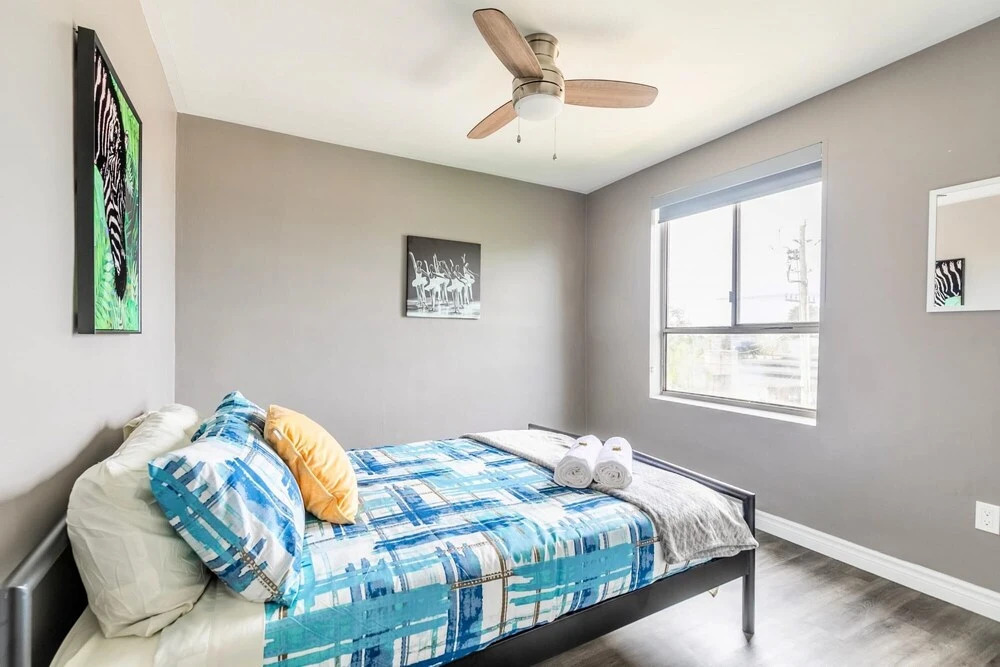 Spacious 2BR Apt With King bed Near DT Hamilton