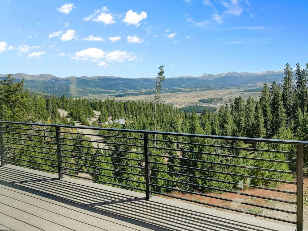 Mountain Vista 3 Bedroom Chalet by RedAwning