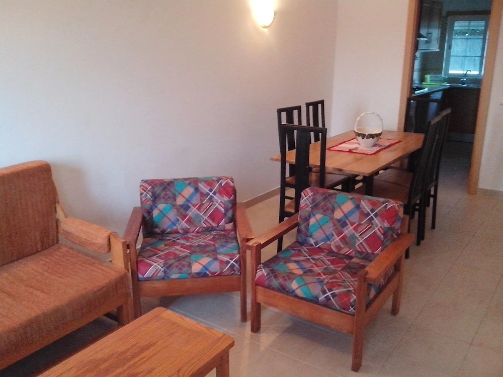 2 Bed Flat - Sleeps 4 - Parking - Wifi