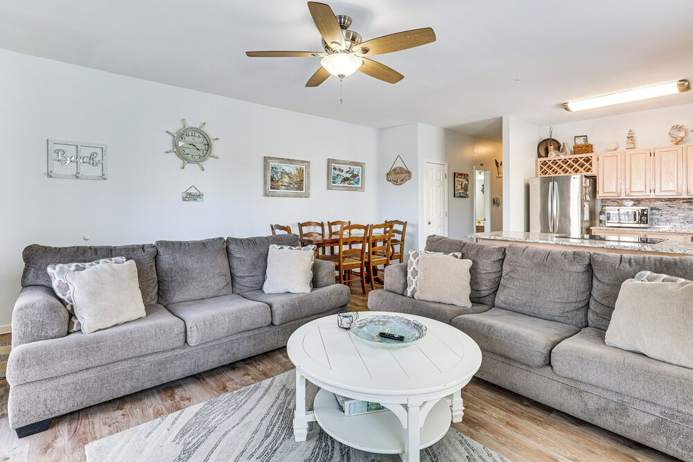 Carolina Beach Condo With Deck: Steps to Shore!