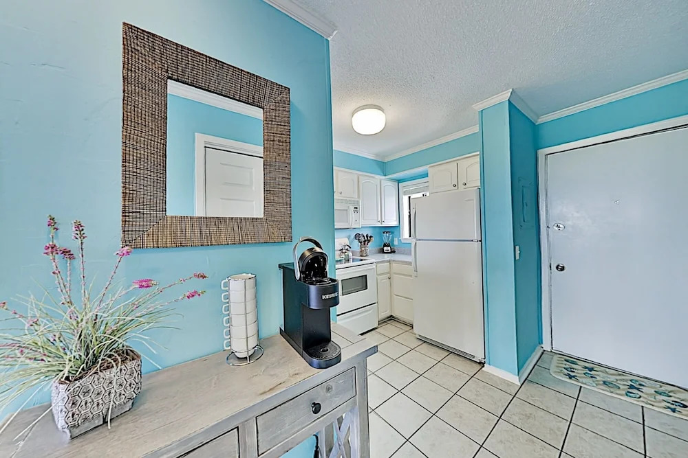 1403hhre 2 Bedroom Condo