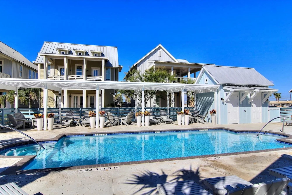 Cinnamon Shore- Beached Inn 236 BE