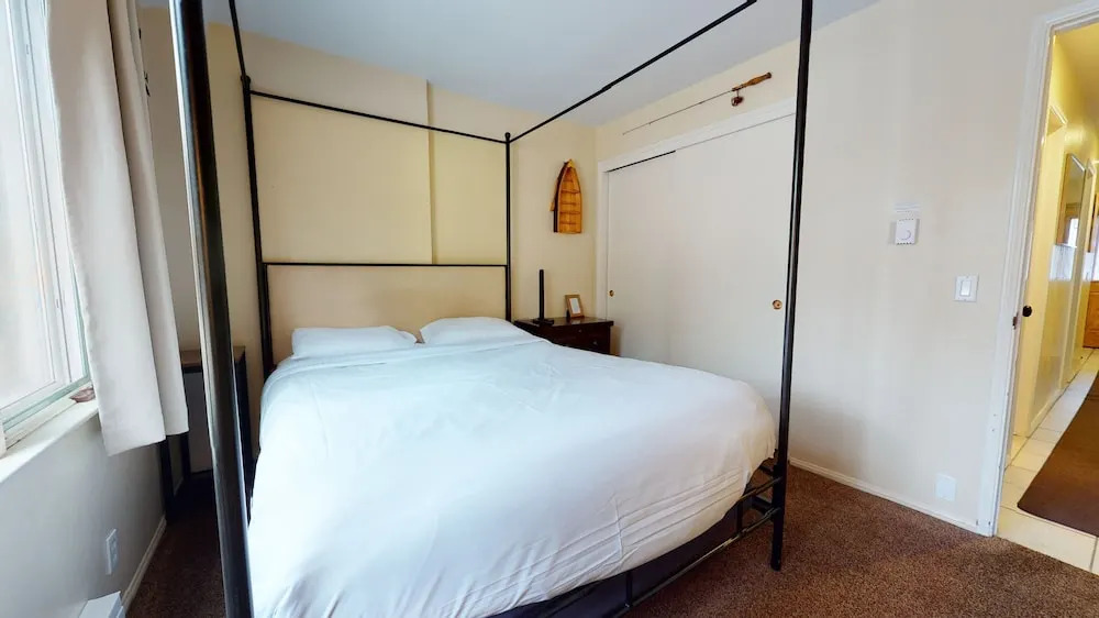 Chateau de Montagne 29 Updated and Spacious with Private Washer Dryer, On The Shuttle Route by RedAwning