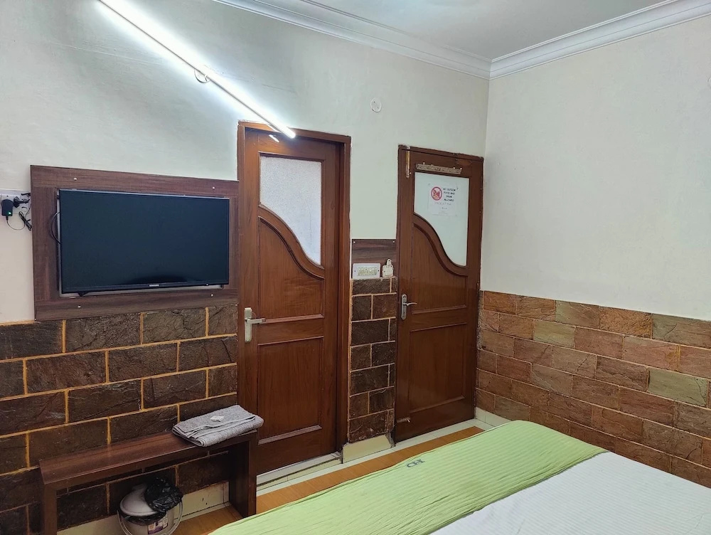 Harish Guest House -Railway Station Road