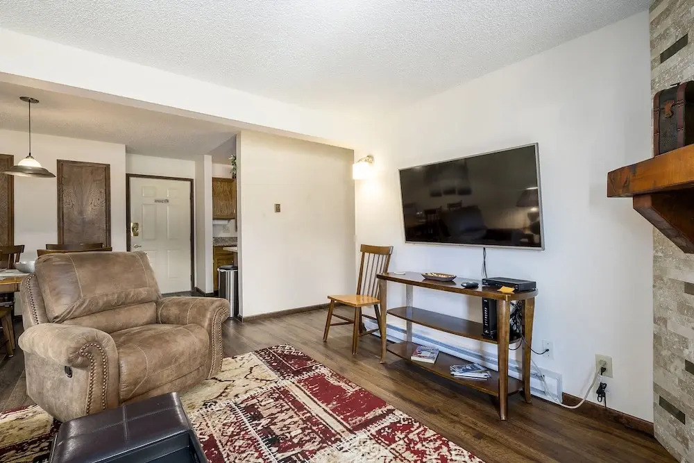 Shadow Run E109 - 2 Br Condo