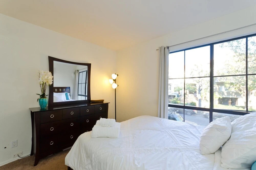 LA037 2 Bedroom Apartment By Senstay
