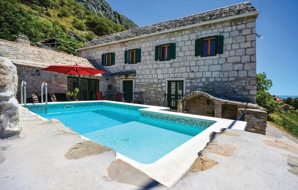 Beautiful Home in Podstrana With Wifi and 3 Bedrooms